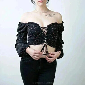 F21 Lace-Up Peasant Long Sleeve Crop Top